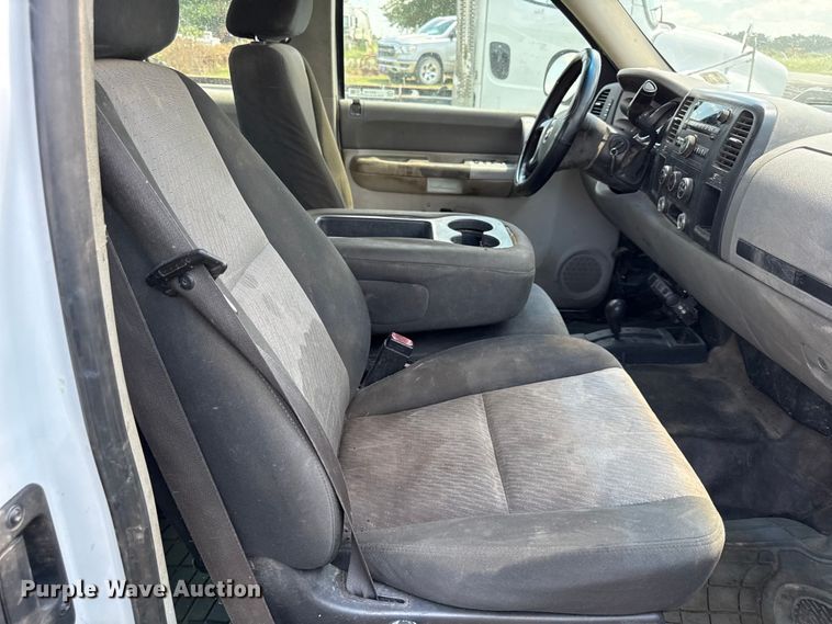 image for item EX2102 2007 Chevrolet Silverado 2500HD Ext. Cab pickup truck