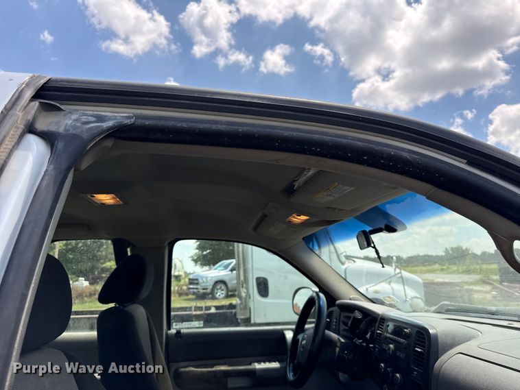 image for item EX2102 2007 Chevrolet Silverado 2500HD Ext. Cab pickup truck