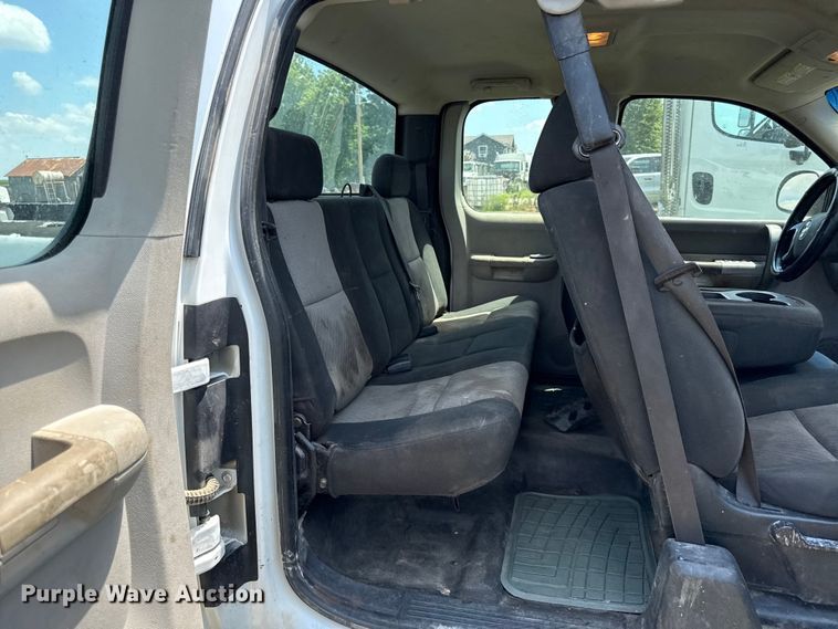 image for item EX2102 2007 Chevrolet Silverado 2500HD Ext. Cab pickup truck