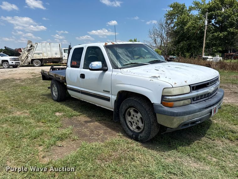 image for item EX2111 1999 Chevrolet Silverado 1500 Ext. Cab flatbed pickup truck