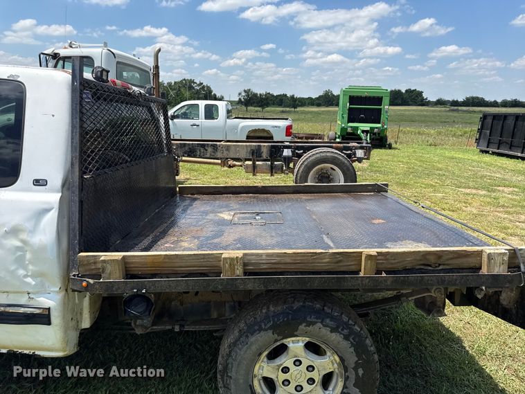 image for item EX2111 1999 Chevrolet Silverado 1500 Ext. Cab flatbed pickup truck