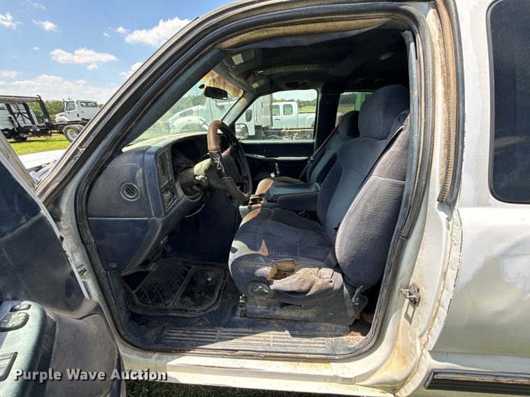image for item EX2111 1999 Chevrolet Silverado 1500 Ext. Cab flatbed pickup truck