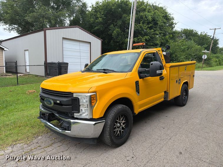 2017 Ford F350 Super Duty utility bed pickup truck