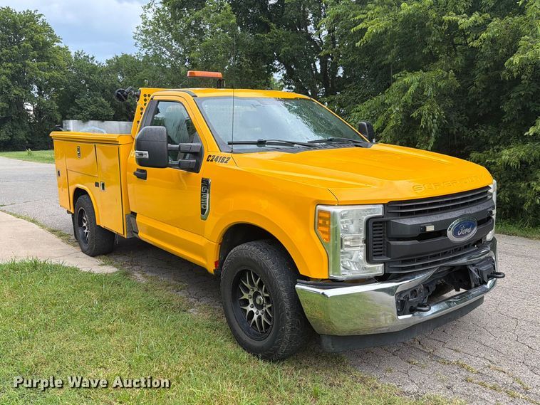 image for item EX4036 2017 Ford F350 Super Duty utility bed pickup truck