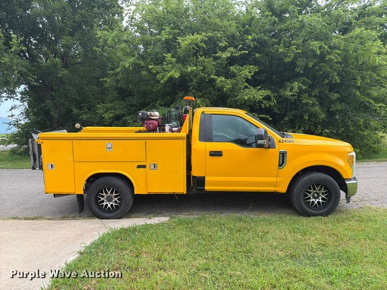 image for item EX4036 2017 Ford F350 Super Duty utility bed pickup truck