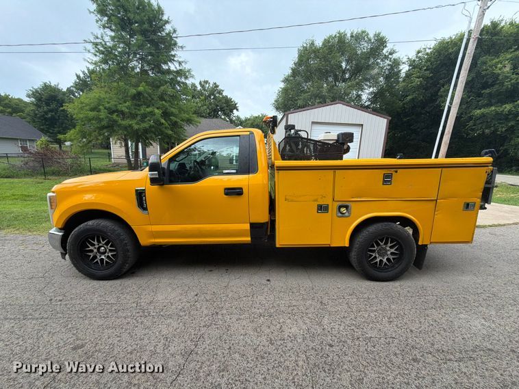 image for item EX4036 2017 Ford F350 Super Duty utility bed pickup truck