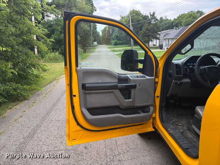 image for item EX4036 2017 Ford F350 Super Duty utility bed pickup truck