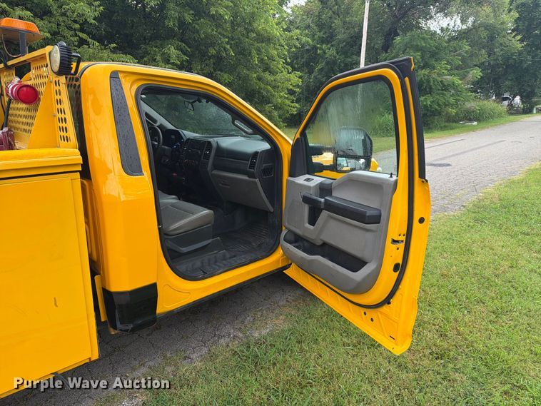 image for item EX4036 2017 Ford F350 Super Duty utility bed pickup truck
