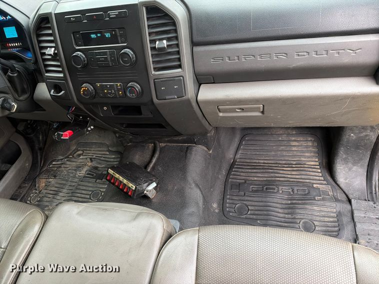 image for item EX4036 2017 Ford F350 Super Duty utility bed pickup truck