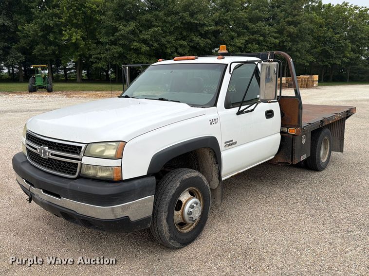 2006 Chevrolet Silverado 3500 flatbed pickup truck