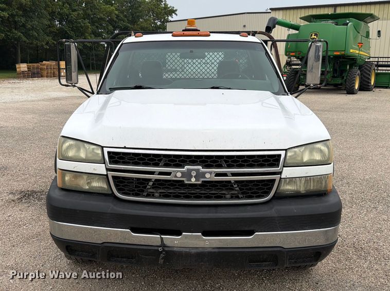 image for item EX4588 2006 Chevrolet Silverado 3500 flatbed pickup truck