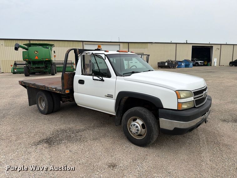 image for item EX4588 2006 Chevrolet Silverado 3500 flatbed pickup truck