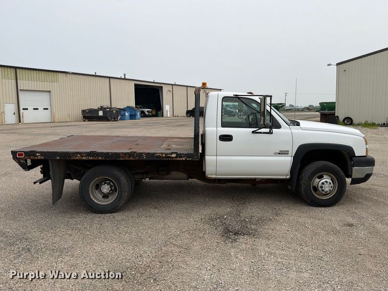 image for item EX4588 2006 Chevrolet Silverado 3500 flatbed pickup truck