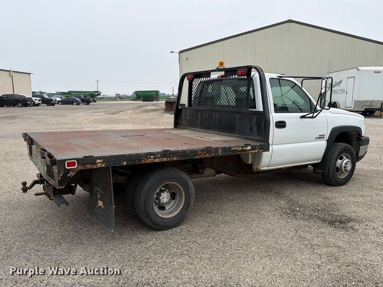 image for item EX4588 2006 Chevrolet Silverado 3500 flatbed pickup truck