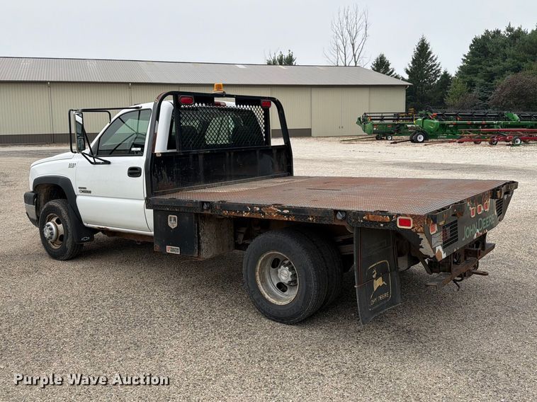 image for item EX4588 2006 Chevrolet Silverado 3500 flatbed pickup truck