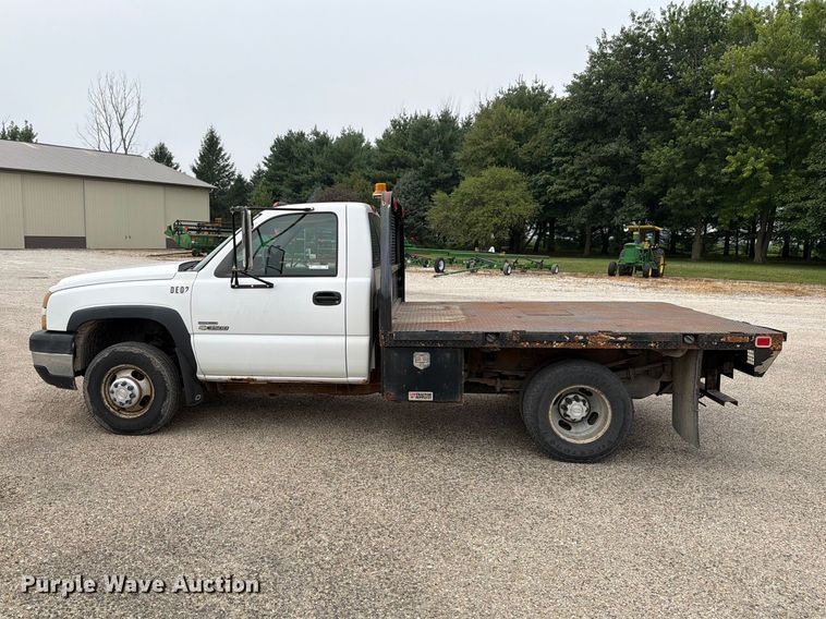 image for item EX4588 2006 Chevrolet Silverado 3500 flatbed pickup truck