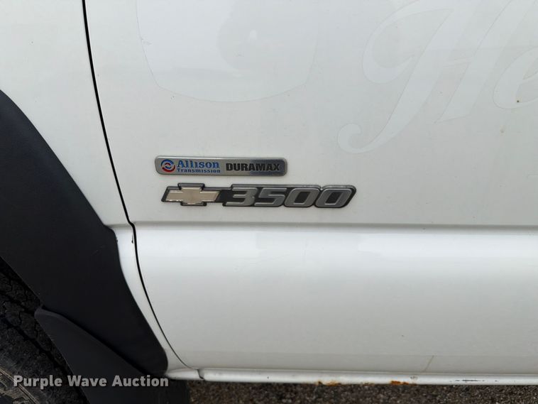 image for item EX4588 2006 Chevrolet Silverado 3500 flatbed pickup truck