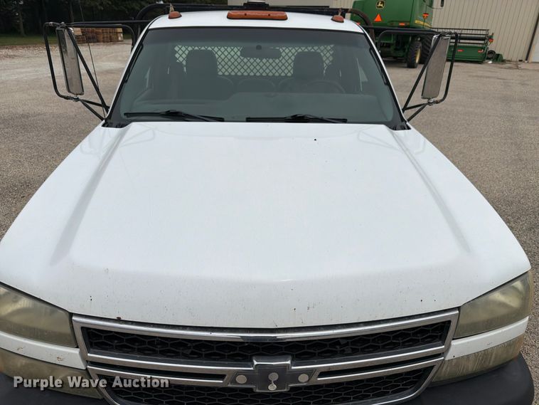 image for item EX4588 2006 Chevrolet Silverado 3500 flatbed pickup truck
