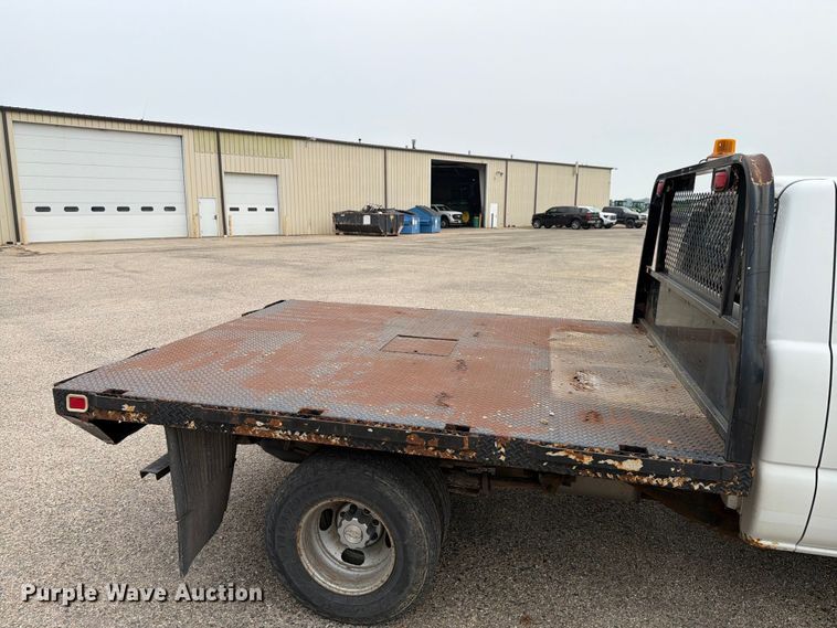 image for item EX4588 2006 Chevrolet Silverado 3500 flatbed pickup truck