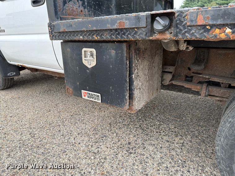 image for item EX4588 2006 Chevrolet Silverado 3500 flatbed pickup truck