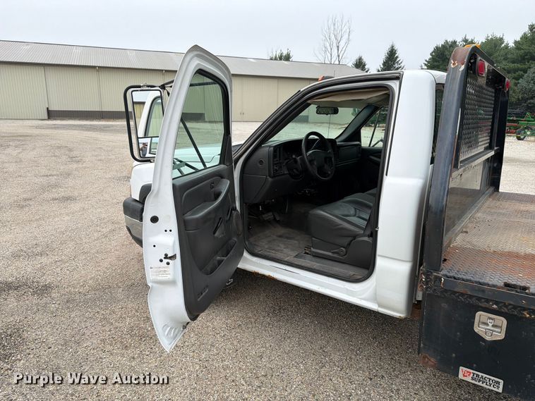 image for item EX4588 2006 Chevrolet Silverado 3500 flatbed pickup truck