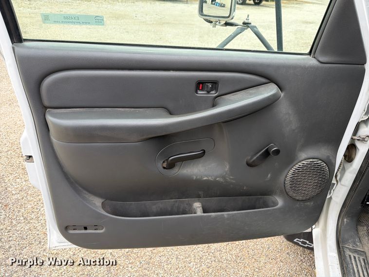 image for item EX4588 2006 Chevrolet Silverado 3500 flatbed pickup truck
