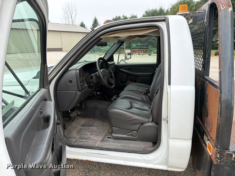 image for item EX4588 2006 Chevrolet Silverado 3500 flatbed pickup truck
