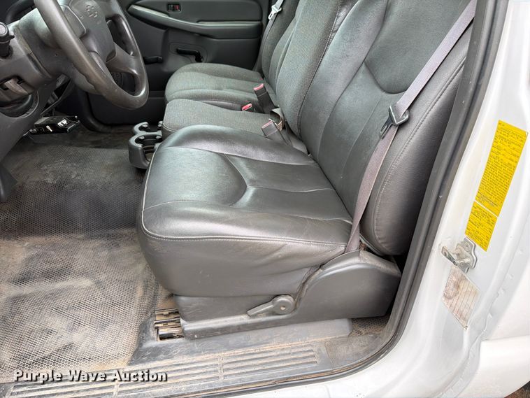 image for item EX4588 2006 Chevrolet Silverado 3500 flatbed pickup truck