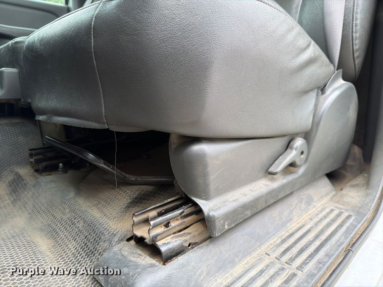 image for item EX4588 2006 Chevrolet Silverado 3500 flatbed pickup truck