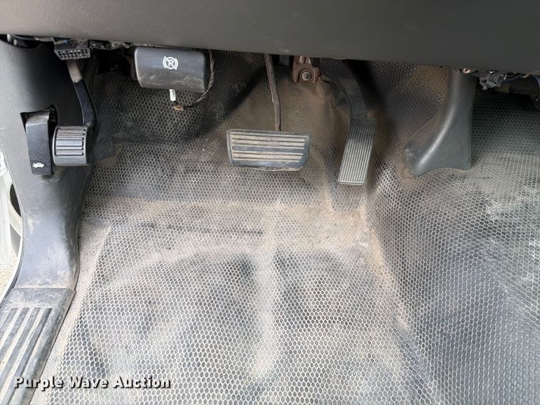 image for item EX4588 2006 Chevrolet Silverado 3500 flatbed pickup truck