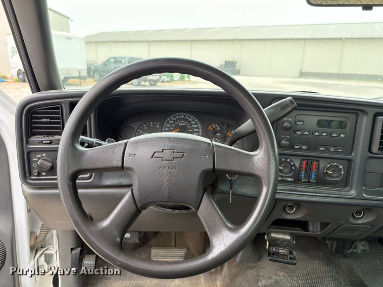image for item EX4588 2006 Chevrolet Silverado 3500 flatbed pickup truck
