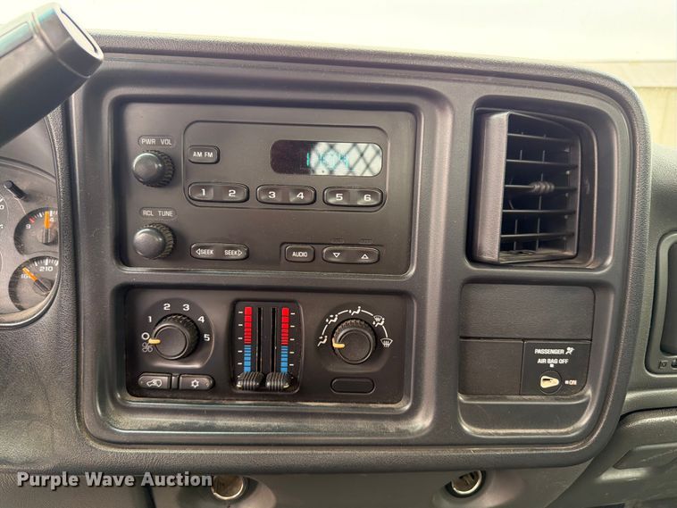 image for item EX4588 2006 Chevrolet Silverado 3500 flatbed pickup truck