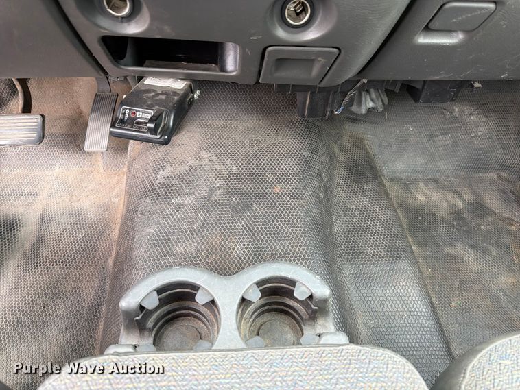 image for item EX4588 2006 Chevrolet Silverado 3500 flatbed pickup truck