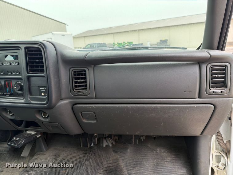 image for item EX4588 2006 Chevrolet Silverado 3500 flatbed pickup truck