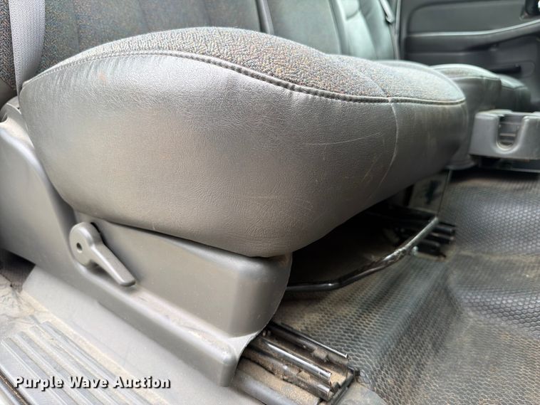 image for item EX4588 2006 Chevrolet Silverado 3500 flatbed pickup truck