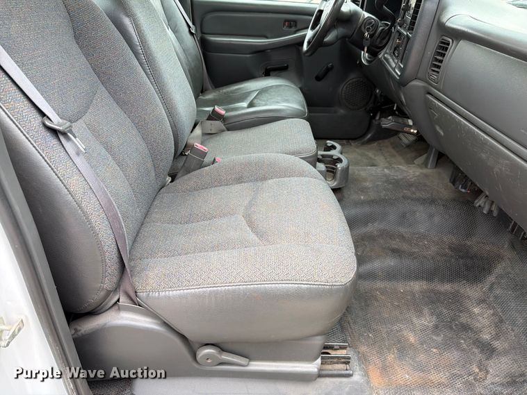 image for item EX4588 2006 Chevrolet Silverado 3500 flatbed pickup truck