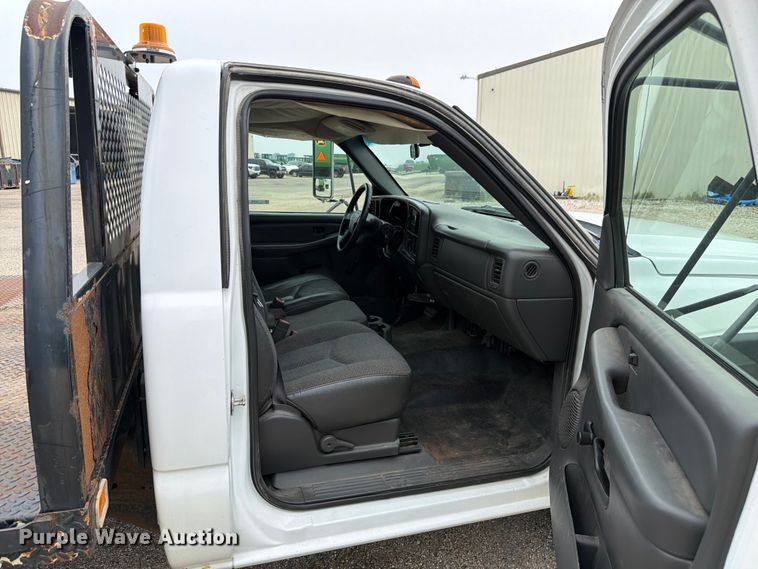image for item EX4588 2006 Chevrolet Silverado 3500 flatbed pickup truck