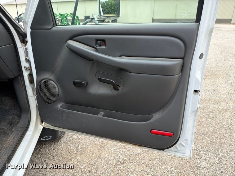 image for item EX4588 2006 Chevrolet Silverado 3500 flatbed pickup truck