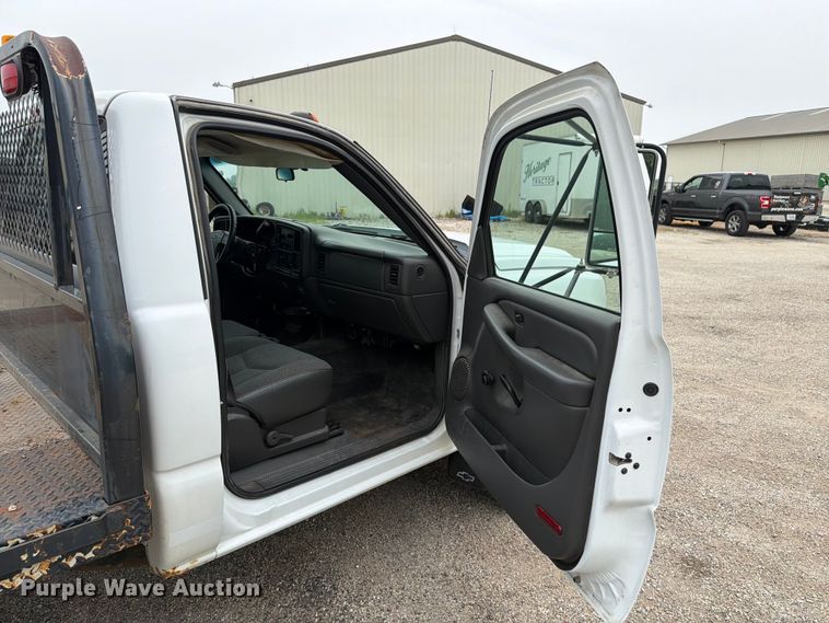 image for item EX4588 2006 Chevrolet Silverado 3500 flatbed pickup truck