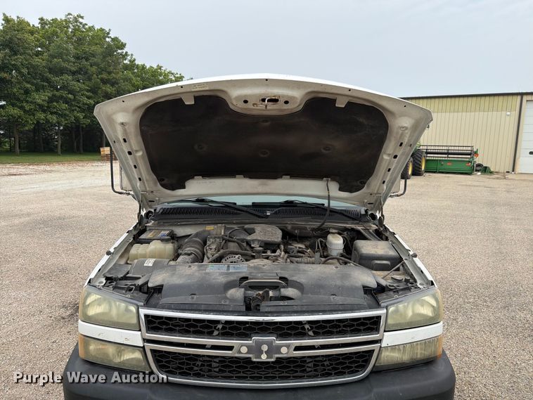 image for item EX4588 2006 Chevrolet Silverado 3500 flatbed pickup truck
