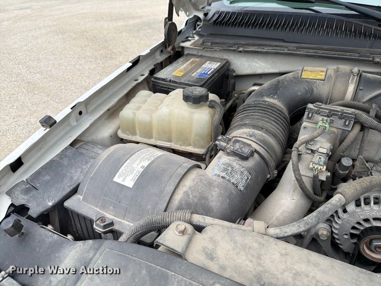 image for item EX4588 2006 Chevrolet Silverado 3500 flatbed pickup truck
