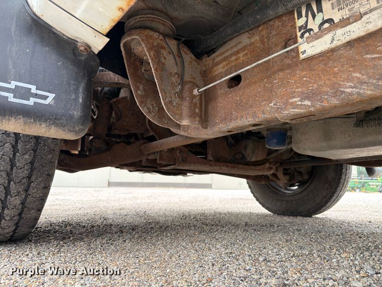 image for item EX4588 2006 Chevrolet Silverado 3500 flatbed pickup truck