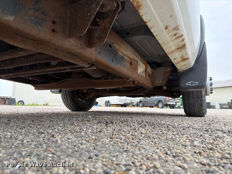 image for item EX4588 2006 Chevrolet Silverado 3500 flatbed pickup truck