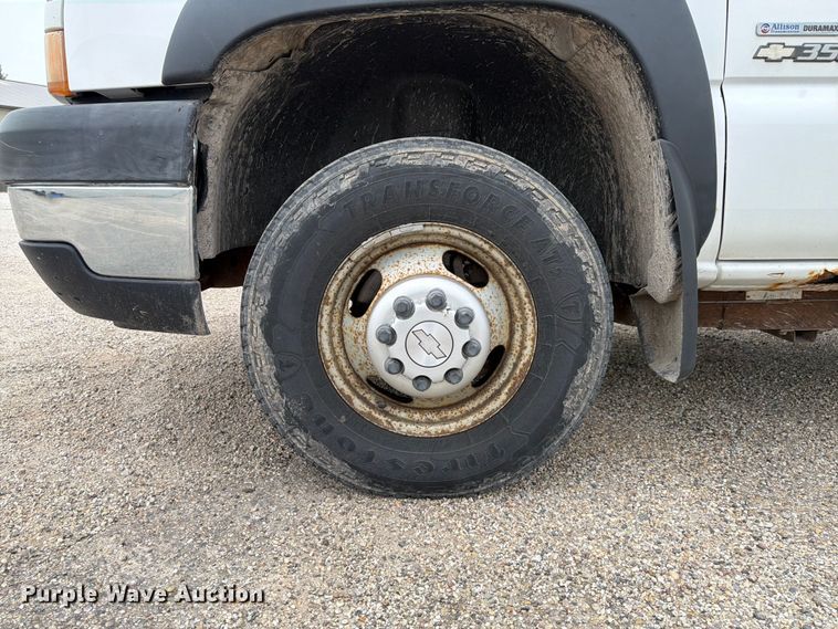 image for item EX4588 2006 Chevrolet Silverado 3500 flatbed pickup truck