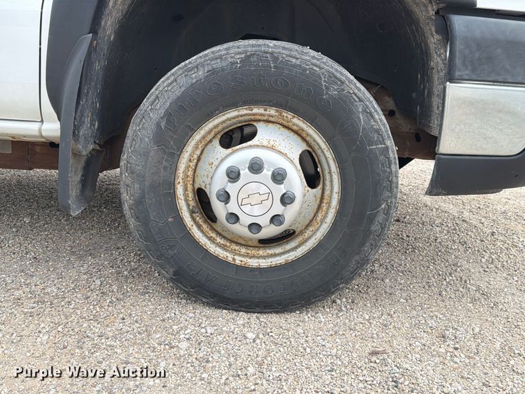 image for item EX4588 2006 Chevrolet Silverado 3500 flatbed pickup truck