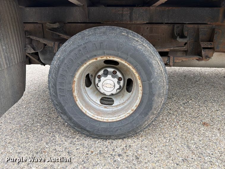 image for item EX4588 2006 Chevrolet Silverado 3500 flatbed pickup truck