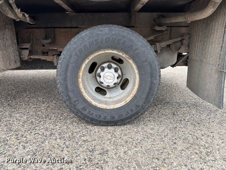image for item EX4588 2006 Chevrolet Silverado 3500 flatbed pickup truck