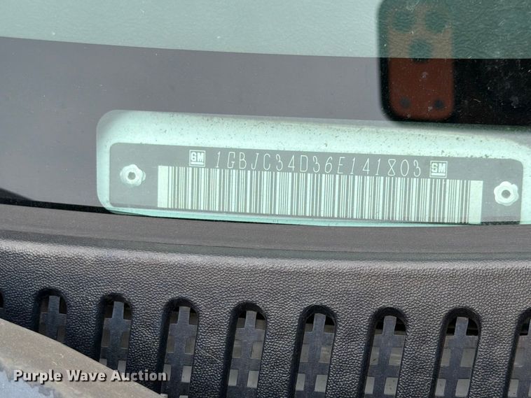 image for item EX4588 2006 Chevrolet Silverado 3500 flatbed pickup truck