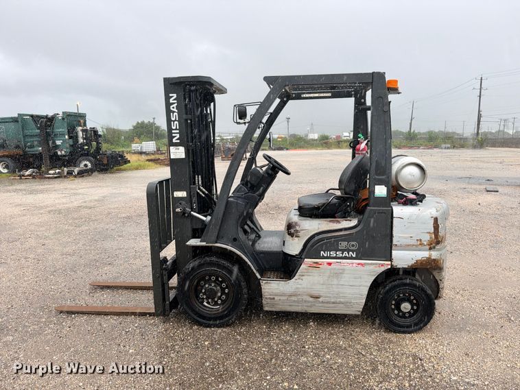 image for item FB8266 Nissan 50 forklift