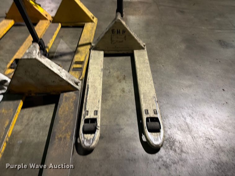 image for item FC0979 (5) pallet jacks